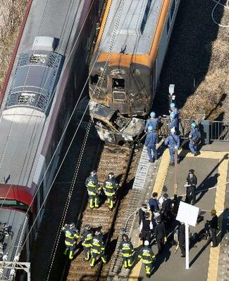 車と衝突した近鉄京都線の特急列車=20日午後0時37分、京都府精華町(共同通信社ヘリから)