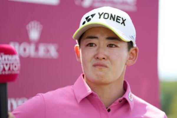 　インタビューで涙を見せる岩井明愛。通算１８アンダーで終えメジャー初優勝を１打差で逃した＝エビアン・リゾートＧＣ（共同）