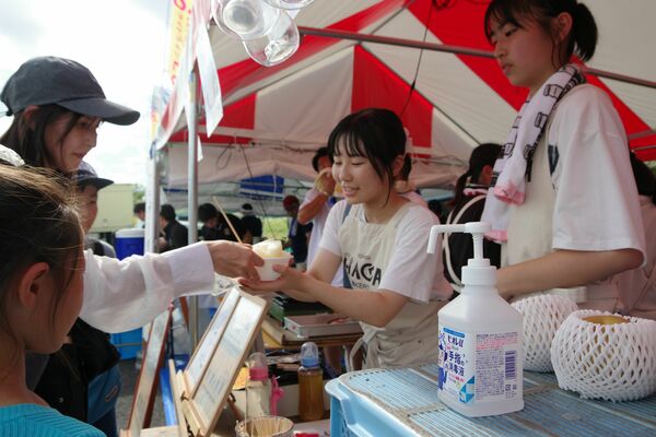 ナシを販売する町内の出店者