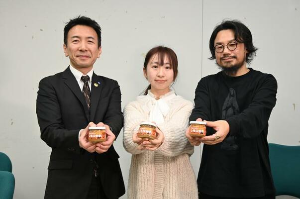 新商品を開発した石井さん（中央）ら＝宇都宮市