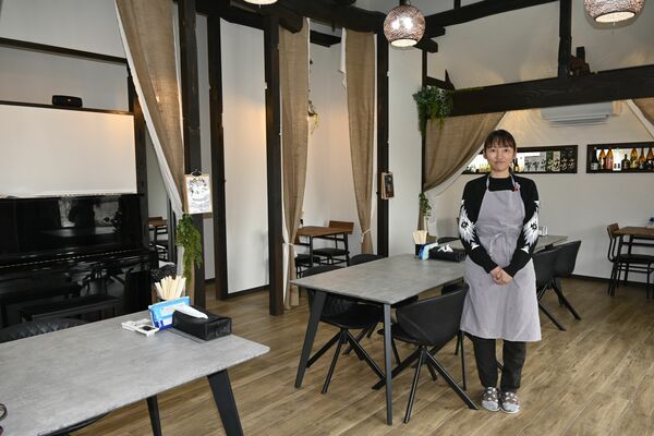 和モダンな店内に立つ鈴木さん