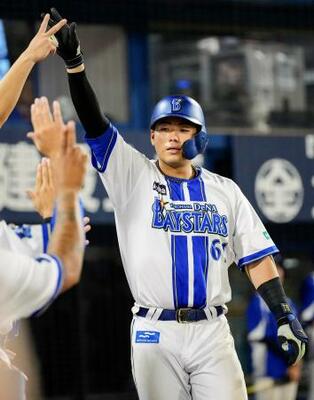 　６回、本塁打を放ち迎えられるＤｅＮＡ・蝦名＝横浜