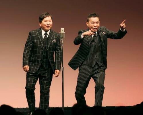 　漫才を披露する「爆笑問題」の田中裕二（左）と太田光＝東京都内