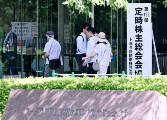トヨタ自動車の定時株主総会の会場へ向かう人たち=17日午前、愛知県豊田市