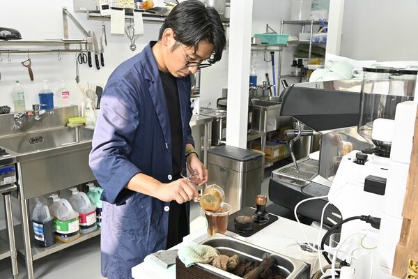 コーヒーをつくる長谷川さん
