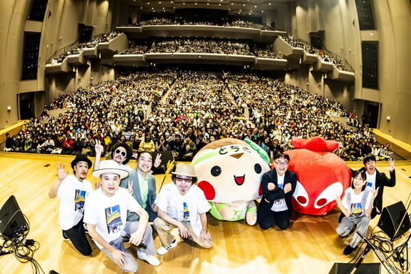 宇都宮で開催されたライブで共演した浜崎（左から２人目）ら豪華アーティスト