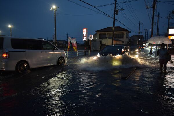 大雨で冠水した栃木市中心部の道路＝26日午後７時15分、栃木市祝町