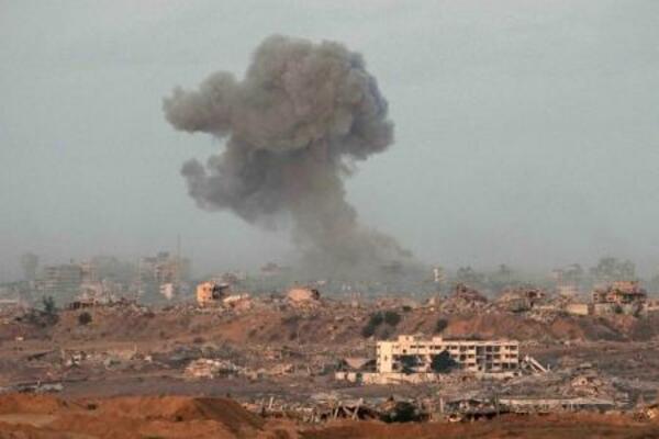 　６日朝、パレスチナ自治区ガザ北部で立ち上る煙。７日でガザ戦闘開始から２年となる＝イスラエル南部スデロトから撮影（共同）