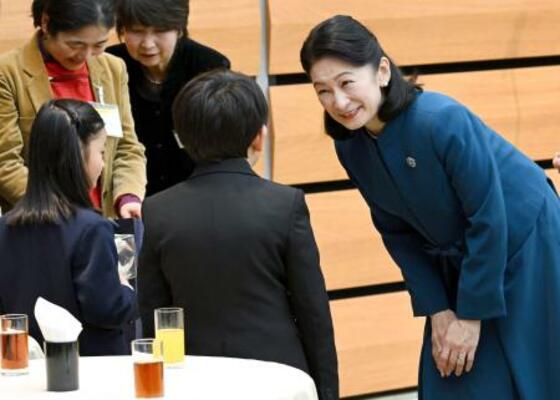 　第７１回青少年読書感想文全国コンクールの受賞者に声をかけられる紀子さま＝１０日午後、東京都千代田区（代表撮影）