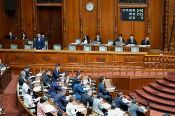 改正労災保険法を可決、成立した参院本会議=10日午前