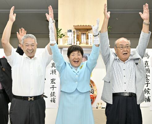５選を決め万歳する真瀬宏子氏（中央）＝４日午後９時30分、野木町丸林