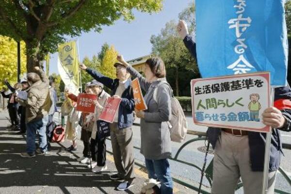 　昨年１１月、厚労省前で生活保護費の全額補償を訴える人たち＝東京・霞が関