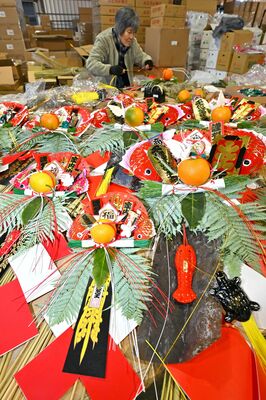 一つ一つ手作業で仕上げられるしめ飾り＝26日午前10時40分、塩谷町田所