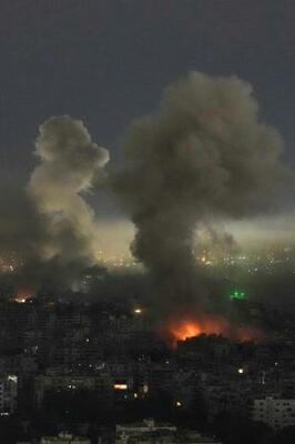 　イスラエルの空爆を受けて上がる炎と煙＝１１日、レバノン・ベイルート南部（ＡＰ＝共同）