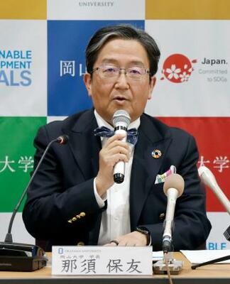 記者会見で授業料値上げについて説明する岡山大の那須保友学長=27日午後、岡山市北区
