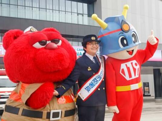一日消防署長を務めた人気お笑いコンビ「ハリセンボン」の近藤春菜さん=24日、東京都江東区