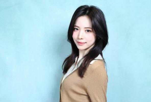 「まっしろなちょうちょ」を刊行するMAYA(撮影・佐藤まりえ)