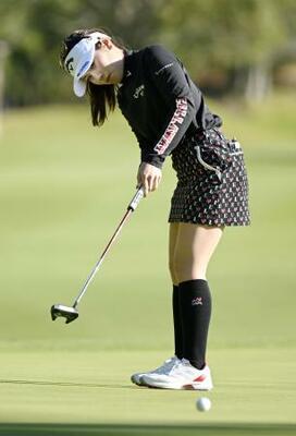　第１日、６アンダーで首位の西村優菜＝マスターズＧＣ