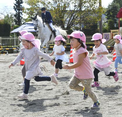 馬と競走する園児たち