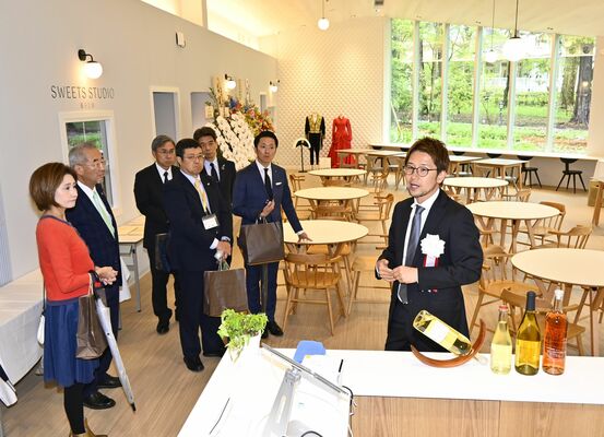 内覧会で新施設について説明する山川代表取締役（右）