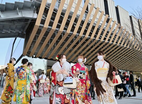 ライトキューブ宇都宮に集まった新成人たち＝８日午後３時50分、宇都宮市宮みらい