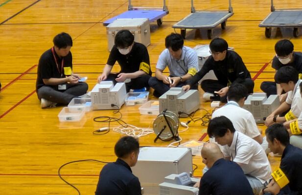 数え直しの作業を行う市職員＝21日午前６時、県立県南体育館