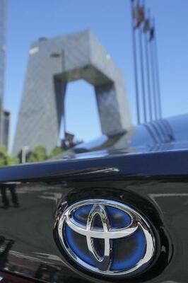 　北京市内に止められた車両に付けられているトヨタ自動車のロゴマーク＝２０２５年９月（共同）