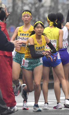 文星女の４区塚原（左）が５区本澤へたすきをつなぐ＝京都市内、加藤竜矢撮影