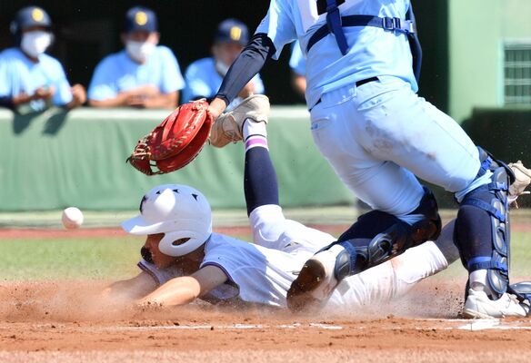 高校野球硬式の部１回戦　国学栃木－近江（滋賀）　１回、国学栃木の原野が本盗で先制点を奪う＝清原