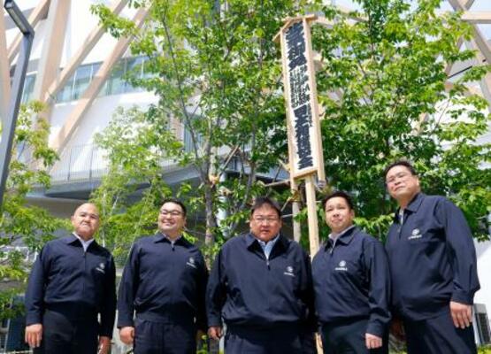 　大相撲名古屋場所の会場となるＩＧアリーナに設置された「御免札」。中央は追手風親方＝１７日、名古屋市