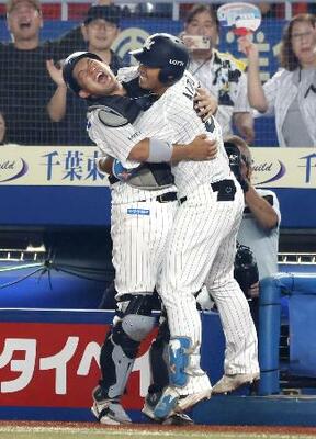 6回、満塁本塁打を放ち、佐藤(左)と抱き合うロッテ・愛斗=ZOZOマリン