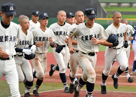 完封負けを喫し、ベンチに引き揚げる文星付ナイン＝清原