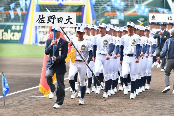 開会式のリハーサルで行進する佐野日大の選手たち＝阪神甲子園球場