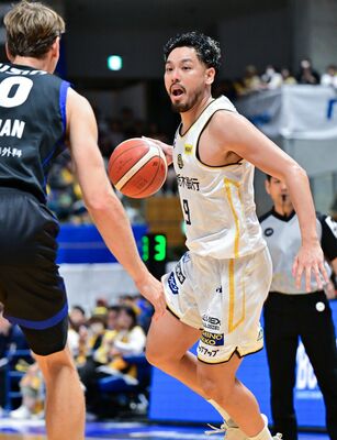 第３クオーター、ドリブルで攻めるブレックスの遠藤＝ウィングアリーナ刈谷