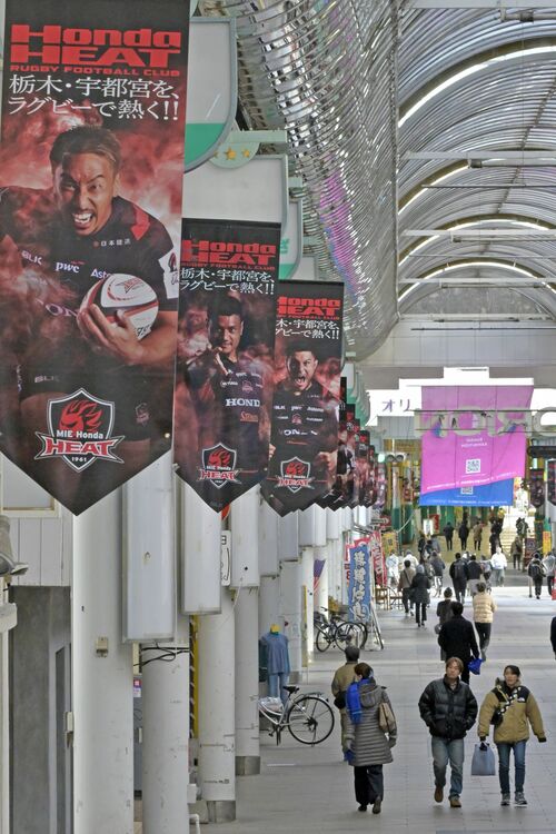 ホンダヒートのフラッグがずらりと並ぶオリオン通り＝21日午後１時、宇都宮市江野町