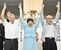 ５選を決め万歳する真瀬宏子氏（中央）＝４日午後９時30分、野木町丸林