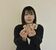 マグネットを手に持つ加藤さん