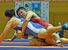 レスリングのレコローマンスタイル少年男子92キロ級準々決勝足大付の植木（右）がローリングで得点を奪う＝４日、足利市のＦＵＫＡＩ　ＳＱＵＡＲＥ　ＧＲＤＥＮ足利