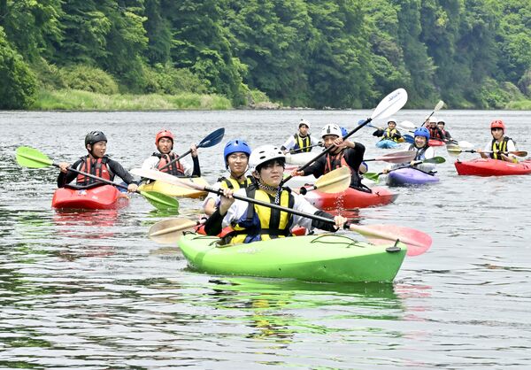 色とりどりのカヌーで那珂川を下る馬頭高生たち＝22日午後０時30分、那須烏山市滝田
