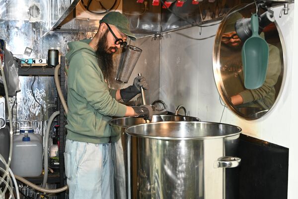 クラフトビールの麦汁を造る細田さん＝日光市