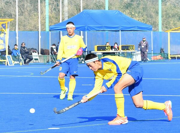 第４クォーター14分、今市のＦＷ小林（右）がゴールを決める＝今市青少年スポーツセンター人工芝競技場、井上孝男撮影