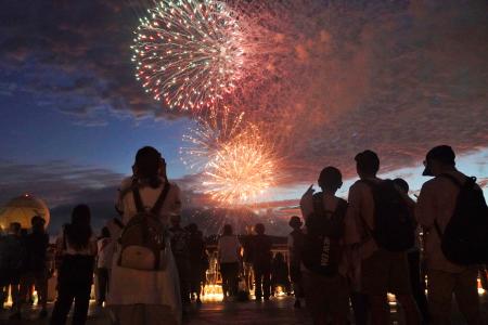 　テーマパーク「ジャングリア沖縄」で打ち上げられた花火を見る人たち＝８月、沖縄県今帰仁村