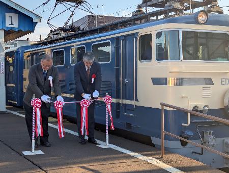 　出発式でテープカットする大井川鉄道の鳥塚亮社長（左）ら