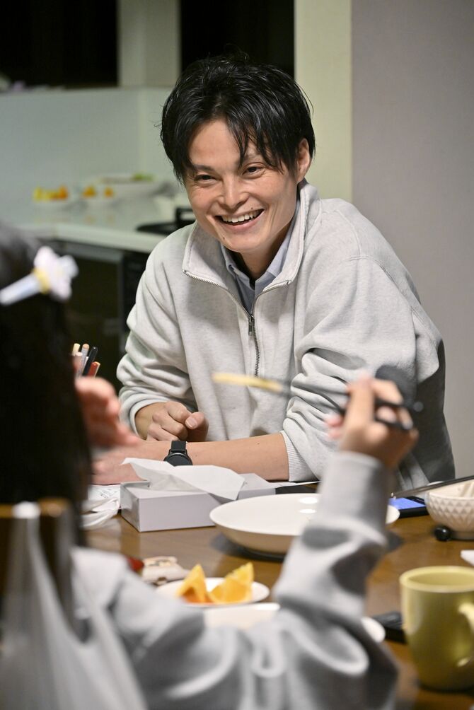 夕食中に談笑する村上さん。目の前にいる子どもの「幸せ」を考え続ける＝２月26日午後６時40分