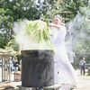日光・清滝神社で「湯立て神事」　熱湯浴び地域の安全祈願