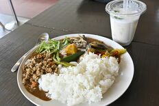 矢板の高校生カフェが好評　開店から２時間客足途絶えず　スパイス調合した…