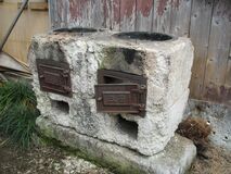 長岡石のかまどが民家で見つかる　徳次郎石研究会の小林助教「とても貴重」