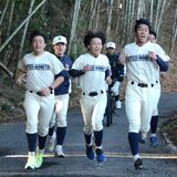 荒井退造先輩の生家まで走れ！　宇都宮高野球部が恒例の新春ランニング　学校間13キロを往復