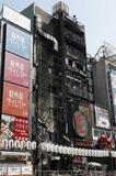 焼損ビルの外壁、大半は広告側
