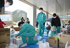 鹿沼・粟野中で支援物資の仕分け